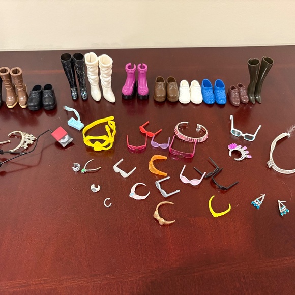 Random Barbie Accessory Pieces. - Picture 1 of 4